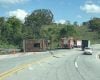 Caminhão com gado tomba na BR-494, entre Divinópolis e Nova Serrana