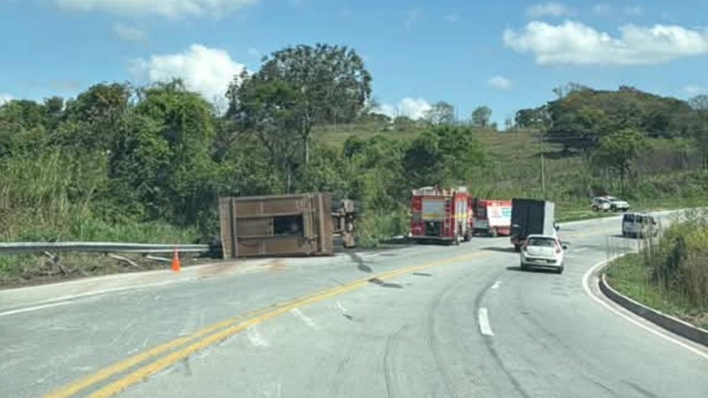 Caminhão com gado tomba na BR-494, entre Divinópolis e Nova Serrana