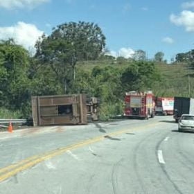 Caminhão com gado tomba na BR-494, entre Divinópolis e Nova Serrana