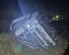 Carreta capota, cai em ribanceira e motorista fica ferido na MG-050, em Pedra do Indaiá