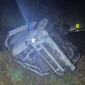 Carreta capota, cai em ribanceira e motorista fica ferido na MG-050, em Pedra do Indaiá