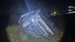 Carreta capota, cai em ribanceira e motorista fica ferido na MG-050, em Pedra do Indaiá