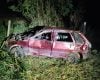 Carro capota e três ficam feridos na BR-352, em Onça de Pitangui