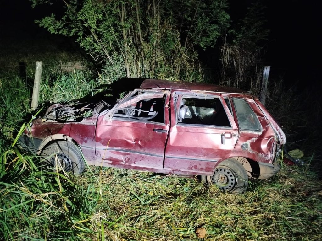 Carro capota e tr&ecirc;s ficam feridos na BR-352, em On&ccedil;a de Pitangui