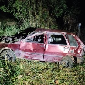 Carro capota e três ficam feridos na BR-352, em Onça de Pitangui
