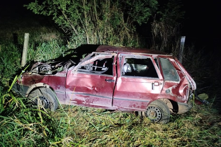 Carro capota e tr&ecirc;s ficam feridos na BR-352, em On&ccedil;a de Pitangui