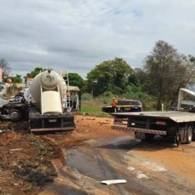 Colisão frontal entre dois caminhões na BR-262, em Bom Despacho