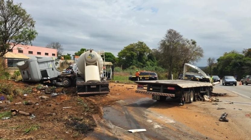 Colis&atilde;o frontal entre dois caminh&otilde;es na BR-262, em Bom Despacho