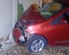 Fiat Palio bate contra muro de escola após motorista perder o controle em Pará de Minas