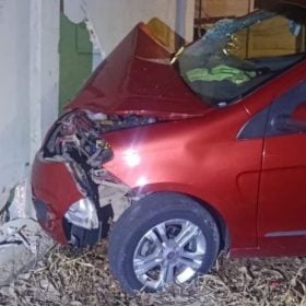 Fiat Palio bate contra muro de escola após motorista perder o controle em Pará de Minas