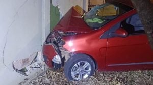 Fiat Palio bate contra muro de escola após motorista perder o controle em Pará de Minas