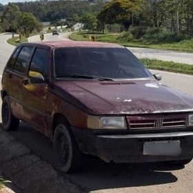 Fiat Uno com sinais identificadores adulterados apreendido na MG-050 em Carmo do Cajuru