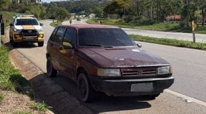 Fiat Uno com sinais identificadores adulterados apreendido na MG-050 em Carmo do Cajuru