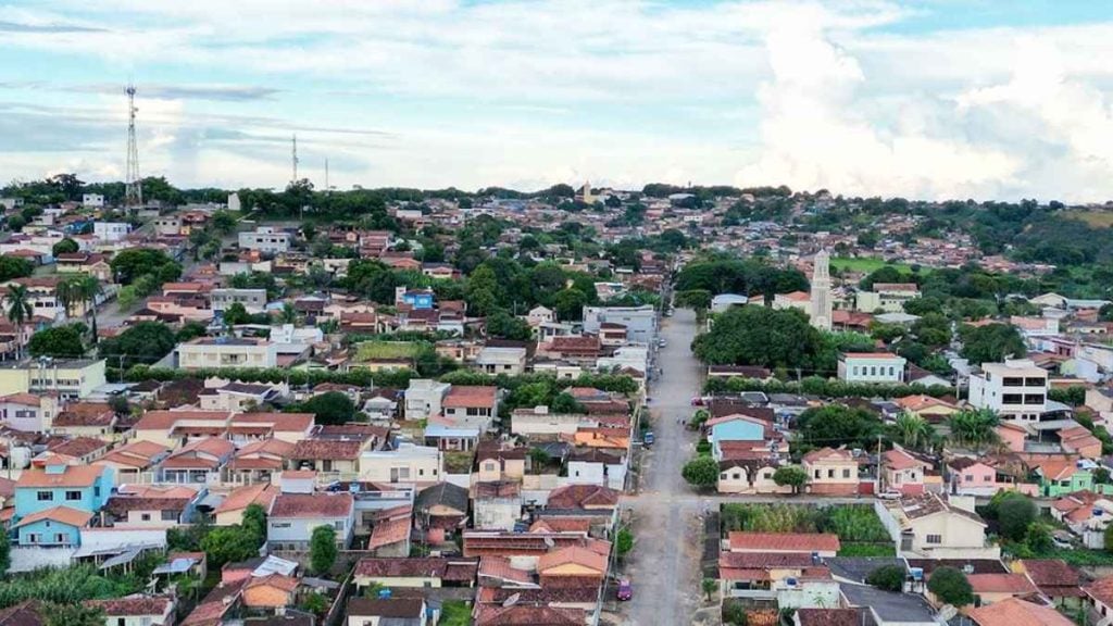 Dores do Indai&aacute; abre concurso com 155 vagas e sal&aacute;rios de at&eacute; R$ 18,7 mil