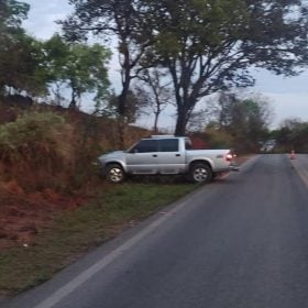 Grávida fica ferida após caminhonete bater em barranco em Carmo do Cajuru