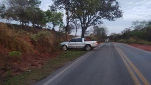Grávida fica ferida após caminhonete bater em barranco em Carmo do Cajuru