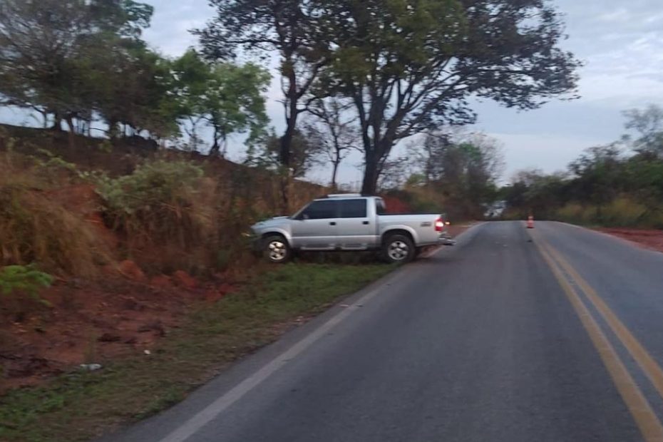 Gr&aacute;vida fica ferida ap&oacute;s caminhonete bater em barranco em Carmo do Cajuru