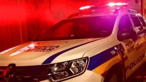 Homem agride idoso e filhas em disputa por limite de terreno em Divinópolis
