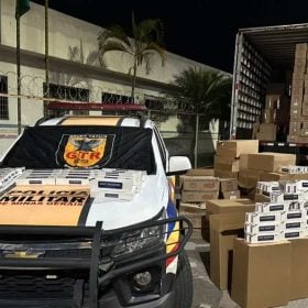 Homem é preso por contrabando de R$ 1,5 milhão em cigarros na MG-050, em Divinópolis