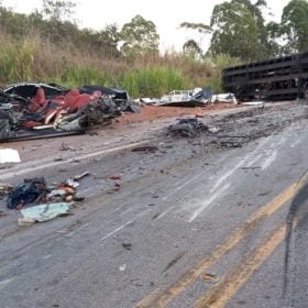 Homem morre após acidente entre carro, guincho e caminhão com bois na BR-262
