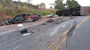 Homem morre após acidente entre carro, guincho e caminhão com bois na BR-262