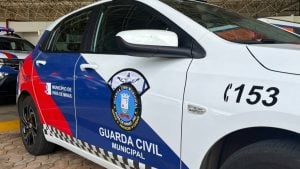 Homem prende esposa em carro e ameaça jogar veículo de barranco em Pará de Minas