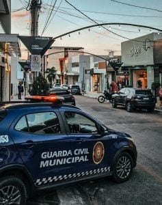 Homem é preso após agredir mulheres e manter crianças trancadas em casa