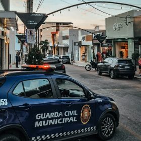 Homem é preso após agredir mulheres e manter crianças trancadas em casa