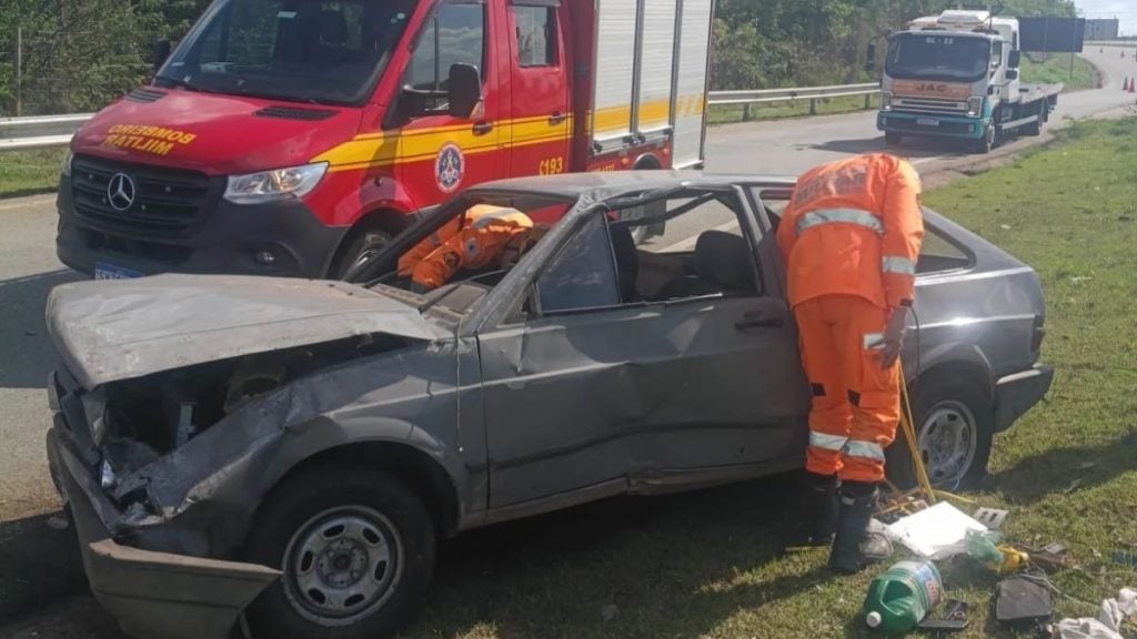 Idoso &eacute; arremessado de carro e fica gravemente ferido em acidente na MG-050