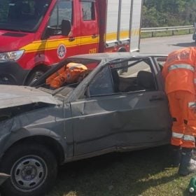 Idoso é arremessado de carro e fica gravemente ferido em acidente na MG-050