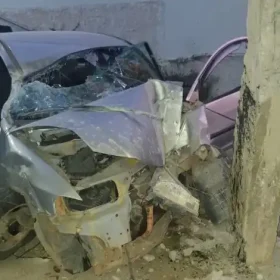 Mãe e avô morrem e duas crianças ficam feridas após carro atingir pilastra em Cláudio