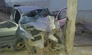 Mãe e avô morrem e duas crianças ficam feridas após carro atingir pilastra em Cláudio