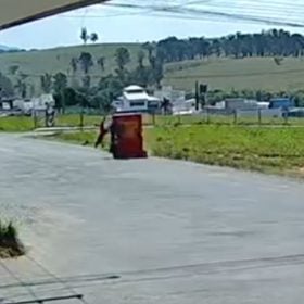 Motociclista 'atropela' contêiner em Divinópolis