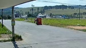 Motociclista 'atropela' contêiner em Divinópolis