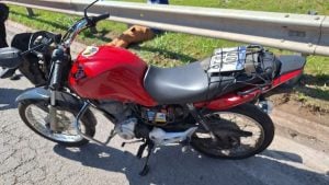 Motociclista e garupa ficam feridos após pneu estourar na MG-050