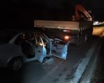 Quatro pessoas ficam feridas ap&oacute;s carro bater na traseira de caminh&atilde;o em Par&aacute; de Minas