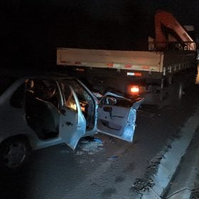 Quatro pessoas ficam feridas após carro bater na traseira de caminhão em Pará de Minas