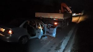Quatro pessoas ficam feridas após carro bater na traseira de caminhão em Pará de Minas