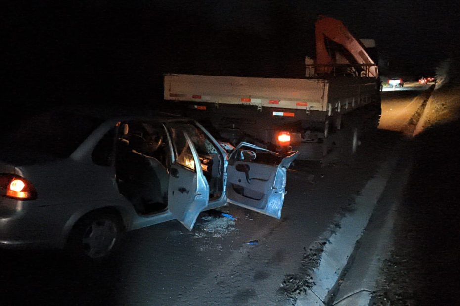 Quatro pessoas ficam feridas ap&oacute;s carro bater na traseira de caminh&atilde;o em Par&aacute; de Minas
