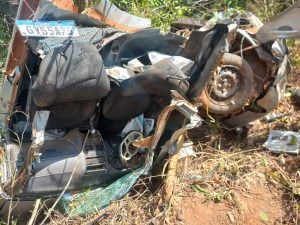 Médico fica gravemente ferido após carro sair da pista na BR-352, em Pitangui
