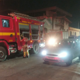 Agentes de trânsito resgatam criança de casa em chamas em Divinópolis