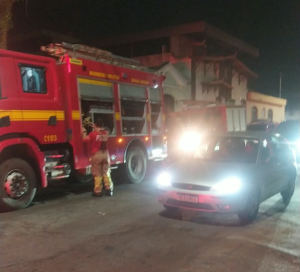 Agentes de trânsito resgatam criança de casa em chamas em Divinópolis