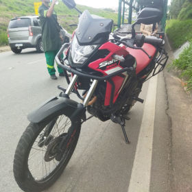 Motociclista fica ferido em acidente com carreta na MG-050
