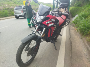 Motociclista fica ferido em acidente com carreta na MG-050