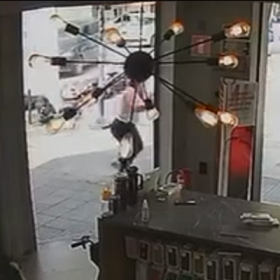 Motociclista relata acidente na Rua Goiás, em Divinópolis