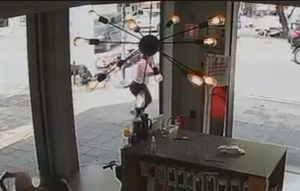 Motociclista relata acidente na Rua Goiás, em Divinópolis
