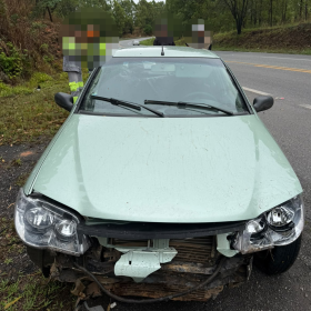Carro roda na pista, atinge barranco e deixa feridos na MG-050 em Divinópolis