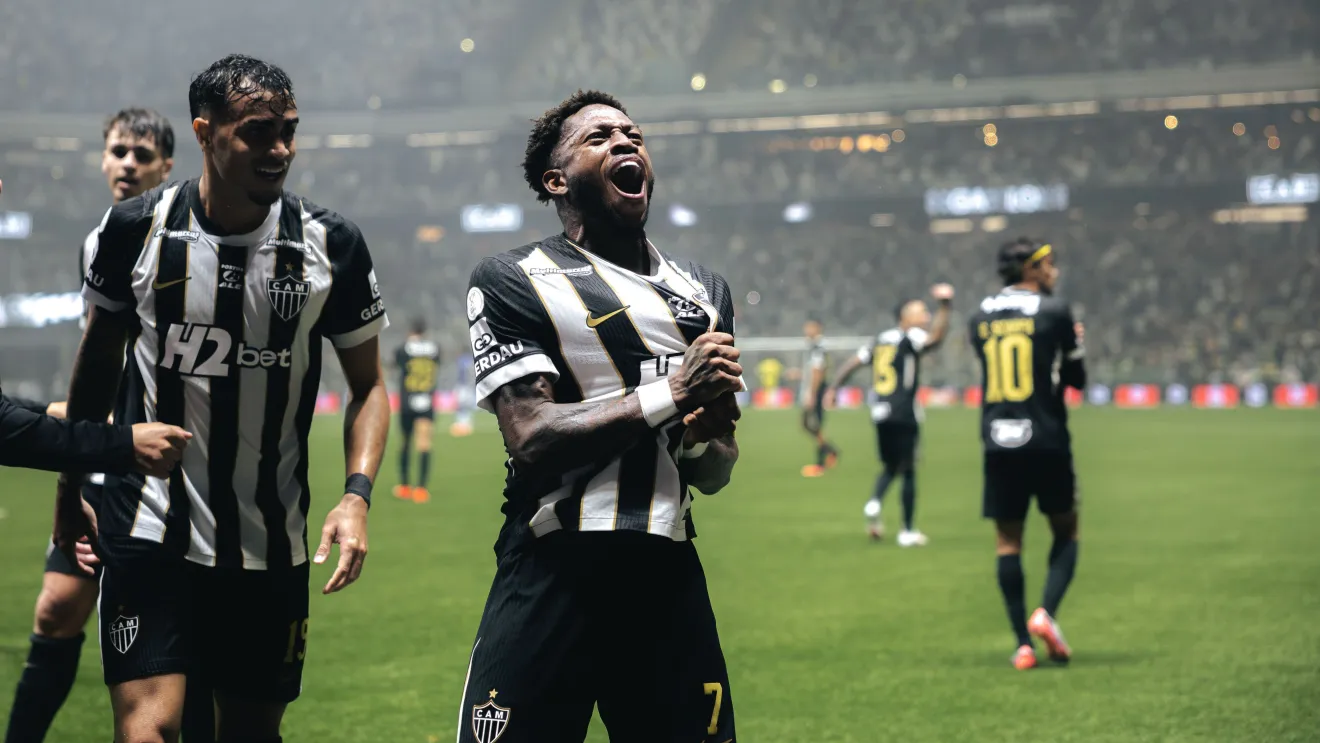 Com um a mais, Atl&eacute;tico vira sobre Cruzeiro e garante vaga na semifinal da Copa do Brasil