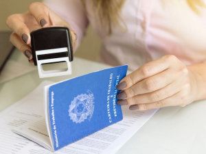 Com&eacute;rcio deve abrir 130 mil vagas tempor&aacute;rias no fim de 2026