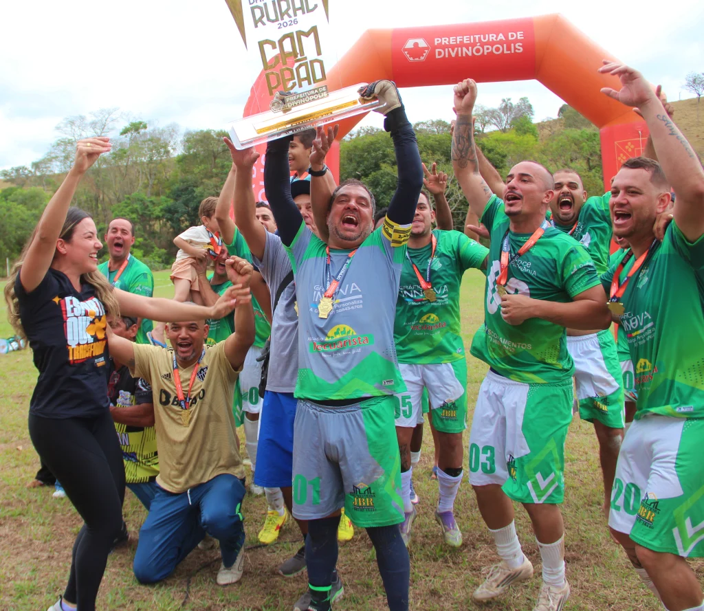 Jogadores do C&oacute;rrego Falso comemoram o t&iacute;tulo da Copa Rural de Divin&oacute;polis 2026